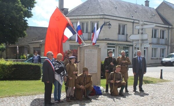 Ces Français et Russes qui font vivre la mémoire des Soviétiques tombés dans l'Hexagone - Sputnik Afrique