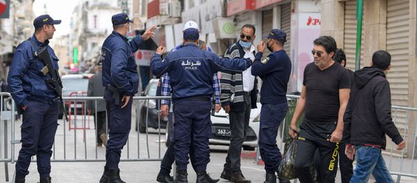 Des policiers devant le marché central de Tunis font respecter les mesures prises par le gouvernement le premier jour de ramadan. - Sputnik Afrique