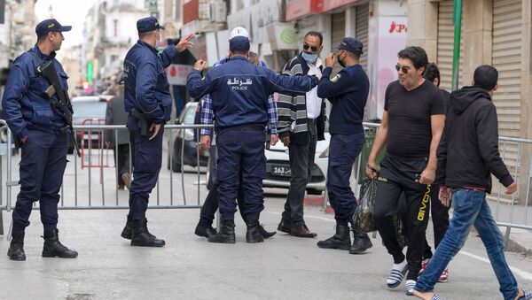 Des policiers devant le marché central de Tunis font respecter les mesures prises par le gouvernement le premier jour de ramadan. - Sputnik Afrique