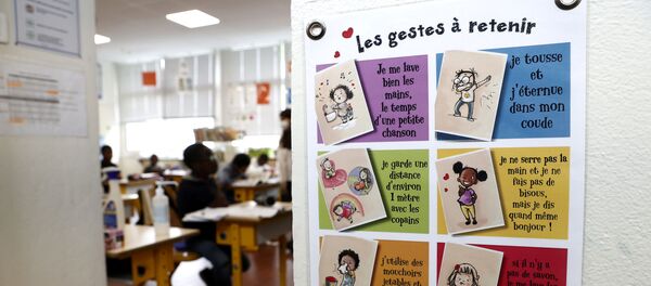 Mesure d'hygiène dans une école de Poissy, à l'occasion d'une visite d'Emmanuel Macron. - Sputnik Afrique