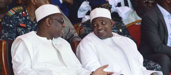 Les Présidents du Sénégal Macky Sall (à gauche) et de Gambie Adama Barrow (à droite). - Sputnik Afrique