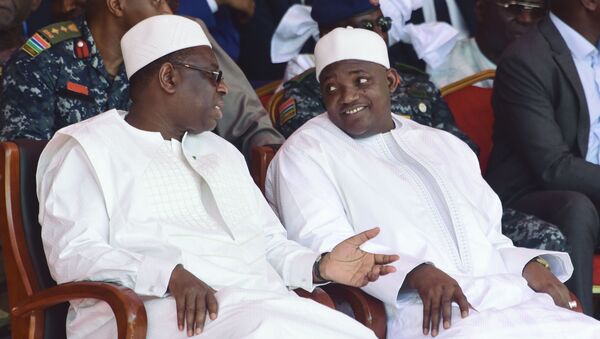 Les Présidents du Sénégal Macky Sall (à gauche) et de Gambie Adama Barrow (à droite). - Sputnik Afrique