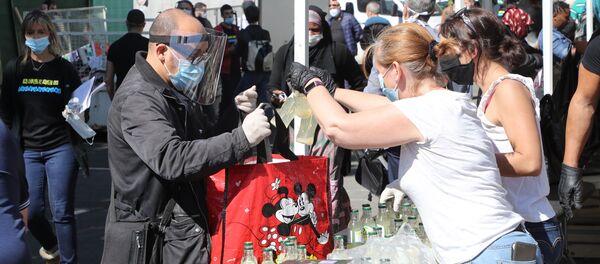 Une personne reçoit un don alimentaire - Sputnik Afrique