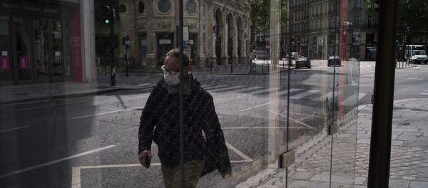 Un homme dans une rue de Paris, le 29 avril 2020. - Sputnik Afrique