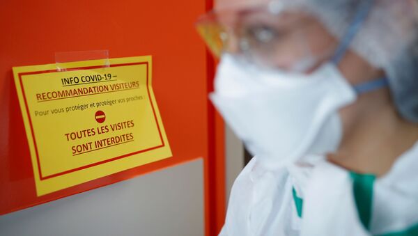 Une infirmière portant gants et masques à la Clinique Breteche de Nantes  - Sputnik Afrique