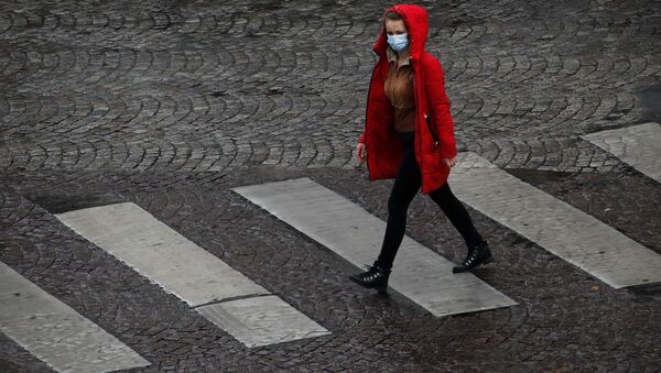 Une femme portant un masque en France - Sputnik Afrique