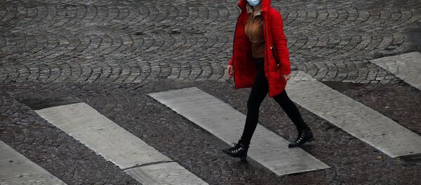 Une femme portant un masque en France - Sputnik Afrique
