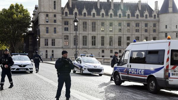 Des policiers devant la préfecture de police de Paris - Sputnik Afrique