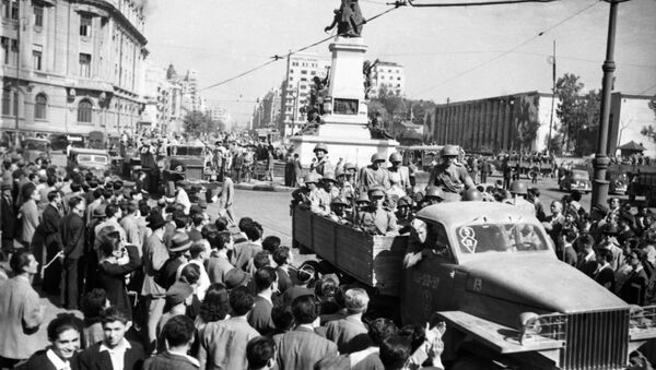 La Grande Guerre patriotique 1941-1945. L'entrée de l'armée soviétique à Bucarest. Les habitants de la ville accueillent les soldats soviétiques. - Sputnik Afrique