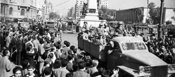 La Grande Guerre patriotique 1941-1945. L'entrée de l'armée soviétique à Bucarest. Les habitants de la ville accueillent les soldats soviétiques. - Sputnik Afrique