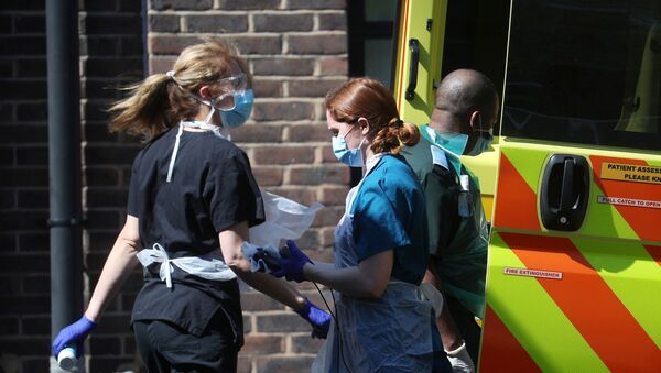 British Doctors with face mask outside of hospital next to ambulance - Sputnik Afrique