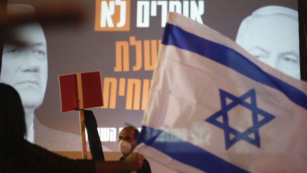 Une affiche du Premier ministre israélien Benyamin Netanyahou et son rival Benny Gantz - Sputnik Afrique