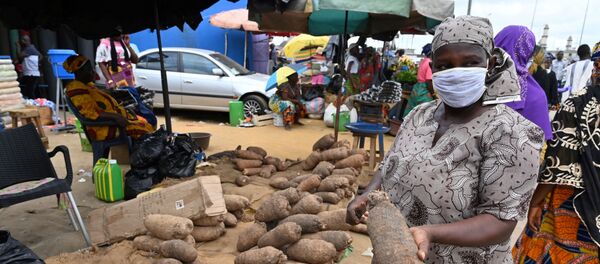 Une femme dans un marché dans la banlieue d'Abidjan, Côte d'Ivoire. - Sputnik Afrique