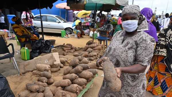 Une femme dans un marché dans la banlieue d'Abidjan, Côte d'Ivoire. - Sputnik Afrique