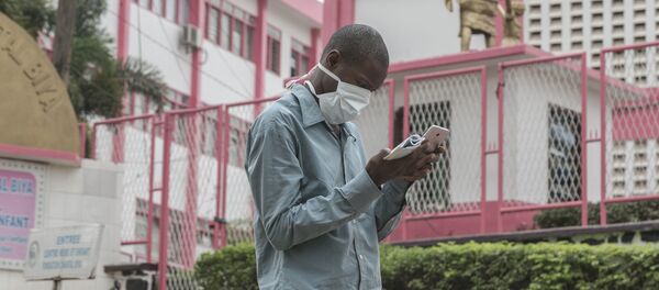 Un Camerounais devant l'entrée de l'hôpital de Yaoundé. - Sputnik Afrique