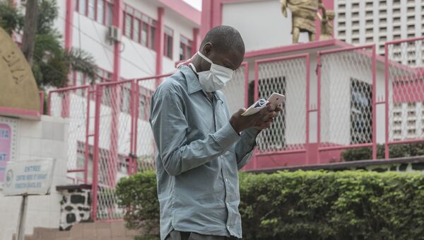 Un Camerounais devant l'entrée de l'hôpital de Yaoundé. - Sputnik Afrique