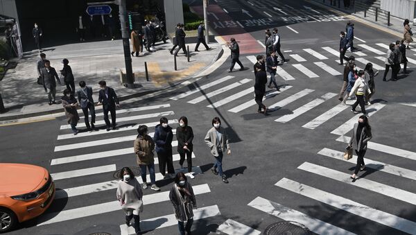 Pedestrians wearing face masks cross the road in Seoul  - Sputnik Afrique