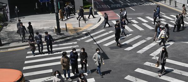 Pedestrians wearing face masks cross the road in Seoul  - Sputnik Afrique