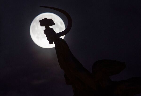 La pleine lune sur fond du monument L'ouvrier et la kolkhozienne au Centre panrusse des expositions de Moscou.  - Sputnik Afrique