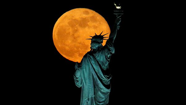La statue de la Liberté à New York en pleine lune - Sputnik Afrique