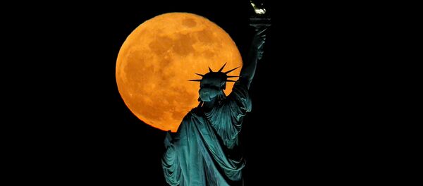La statue de la Liberté à New York en pleine lune - Sputnik Afrique