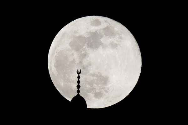La super lune actuelle a été la dernière de l'année. Sur la photo: la lune des fleurs au-dessus du minaret de la mosquée d'Amman. - Sputnik Afrique