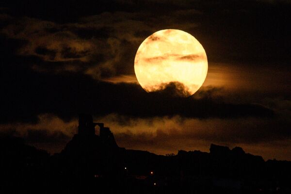 Ce phénomène n'est pas si rare, mais il est toujours saisissant. Sur la photo: la lune des fleurs au-dessus de Stoke-On-Trent en Angleterre.  - Sputnik Afrique