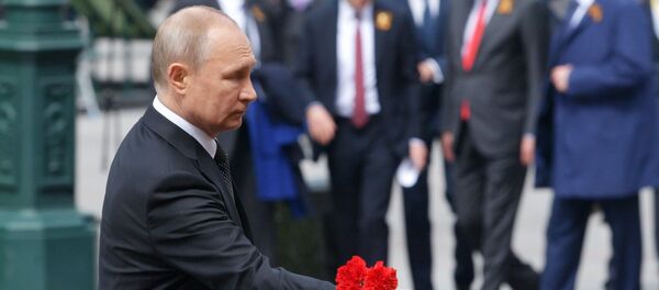 Vladimir Poutine dépose des fleurs sur la tombe du Soldat inconnu (archives) - Sputnik Afrique