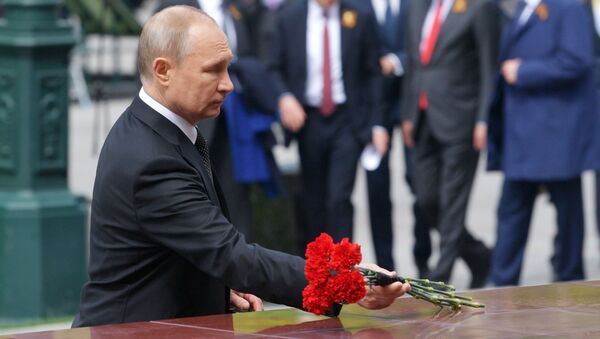 Vladimir Poutine dépose des fleurs sur la tombe du Soldat inconnu (archives) - Sputnik Afrique