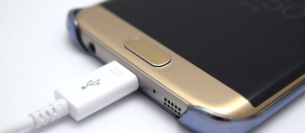 Un téléphone en charge - Sputnik Afrique