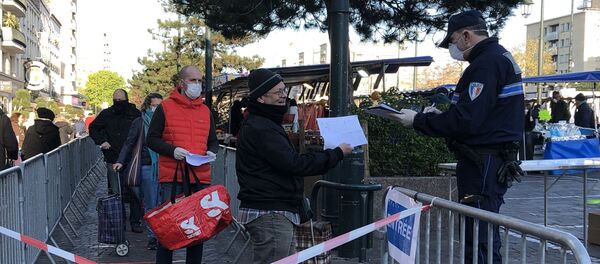 Au marché dominical de Saint-Mandé en période de confinement - Sputnik Afrique