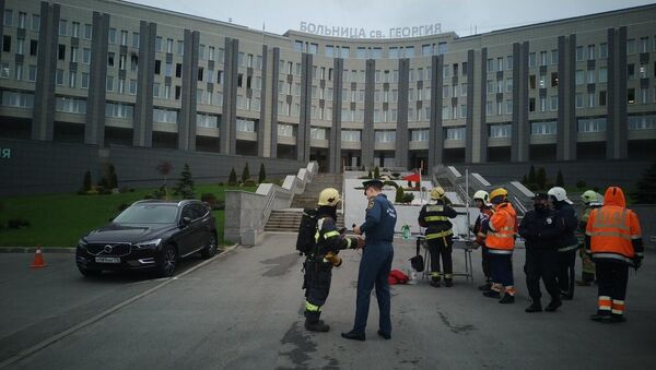Пожарные у больницы Святого Георгия в Санкт-Петербурге - Sputnik Afrique