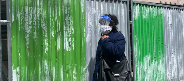 Une femme portant un masque lors du premier jour du déconfinement à Paris, 11 mai 2020 - Sputnik Afrique