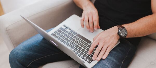 Un homme devant l'ordinateur Un homme devant l'ordinateur - Sputnik Afrique