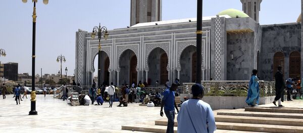 L'appel à la prière, le 4 avril 2020, devant la mosquée Massalikul Jinaan de Dakar. - Sputnik Afrique