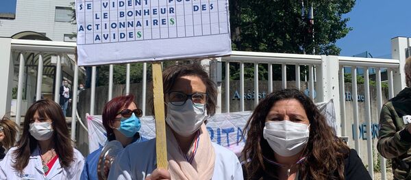 Le personnel soignant manifeste à l’hôpital Robert-Debré à Paris, 14 mai 2020 Le personnel soignant manifeste à l’hôpital Robert-Debré à Paris, 14 mai 2020 - Sputnik Afrique
