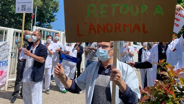 Le personnel soignant manifeste à l’hôpital Robert-Debré à Paris, 14 mai 2020 - Sputnik Afrique