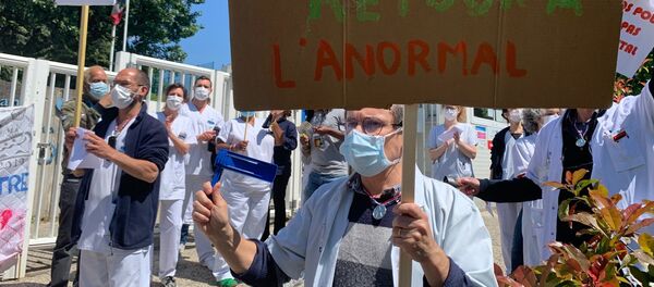 Le personnel soignant manifeste à l’hôpital Robert-Debré à Paris, 14 mai 2020 - Sputnik Afrique