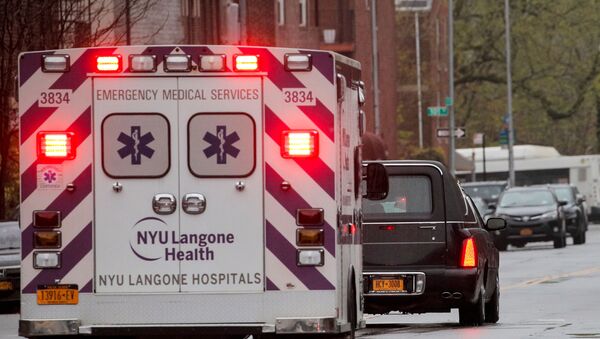 An ambulance escorts the hearse carrying the casket of New York City paramedic Anthony Tony Thomas following his funeral during the outbreak - Sputnik Afrique