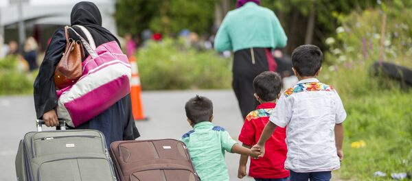 Demandeurs d’asile sur le chemin Roxham, près de la frontière américano-canadienne, 6 août 2017 - Sputnik Afrique