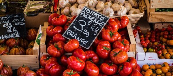 Tomates sur l'étal d'un marché - Sputnik Afrique
