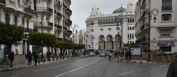 Les boutiques ont le rideau baissé dans une rue commerçante d'Alger - Sputnik Afrique