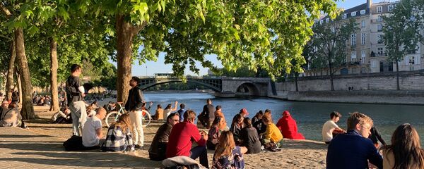 Des Parisiens lors du déconfinement, le 15 mai 2020  - Sputnik Afrique