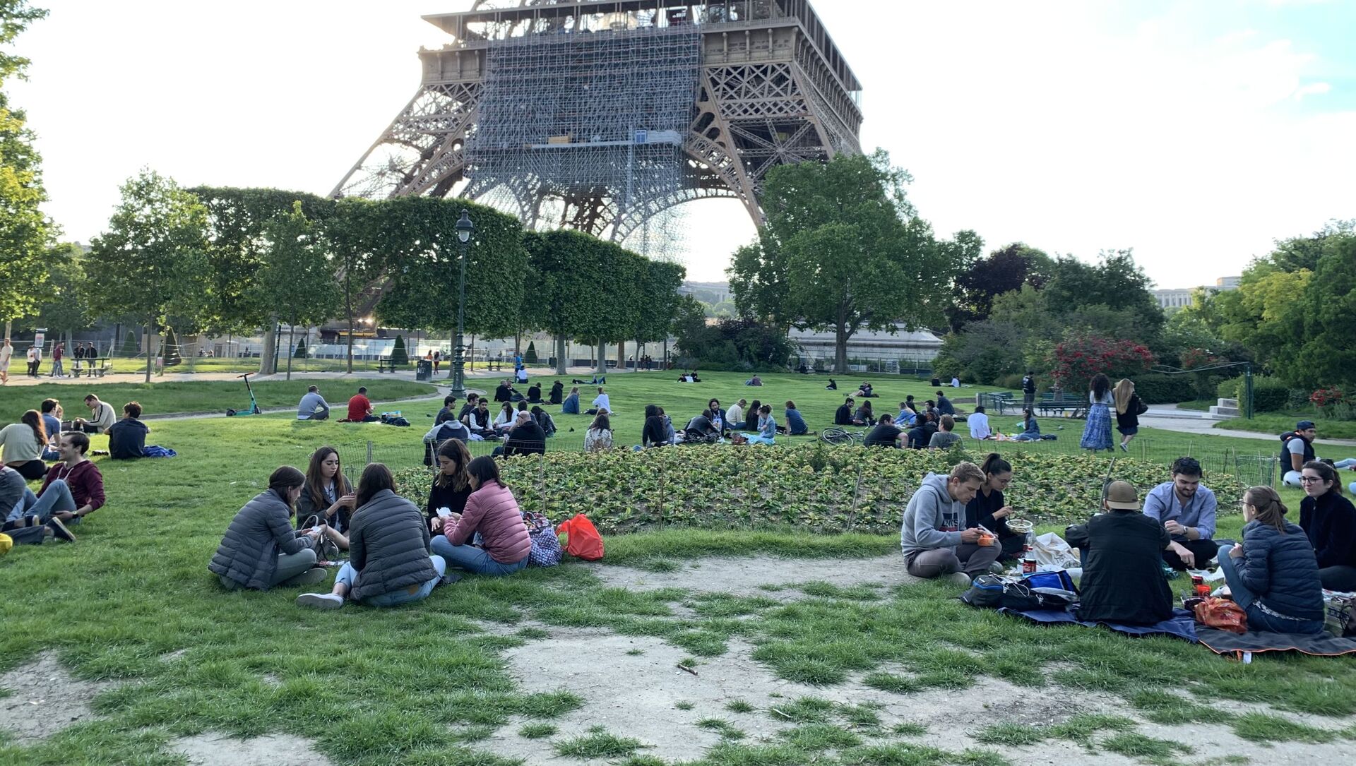 Des Parisiens pique-niquent près de la tour Eiffel - Sputnik Afrique, 1920, 09.06.2021