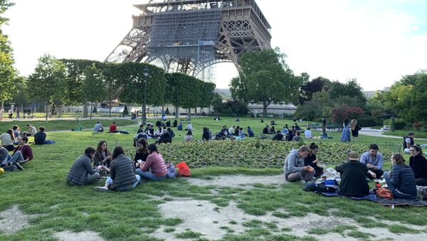 Des Parisiens pique-niquent près de la tour Eiffel - Sputnik Afrique