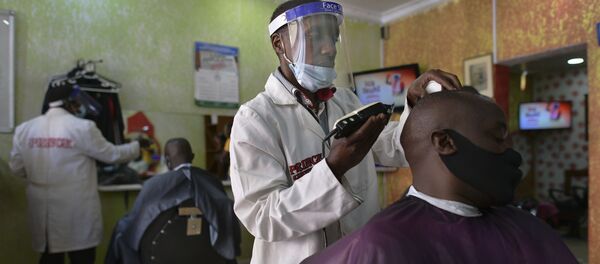 Un salon de coiffure à Nairobi pendant la pandémie de coroanvirus - Sputnik Afrique