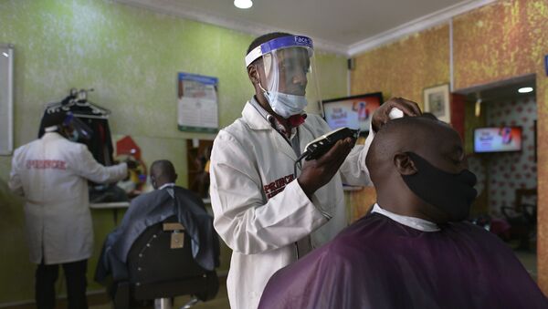 Un salon de coiffure à Nairobi pendant la pandémie de coroanvirus - Sputnik Afrique