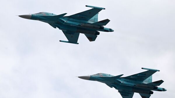 Des Su-34 russes bombardent une position de tir ukrainienne