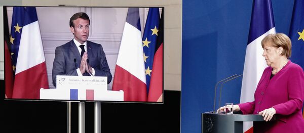 Emmanuel Macron et Angela Merkel lors d'une conférence de presse conjointe - Sputnik Afrique