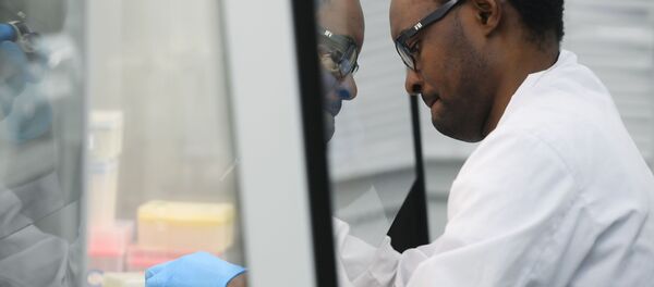 Un chercheur travaille sur un vaccin (archive photo) - Sputnik Afrique